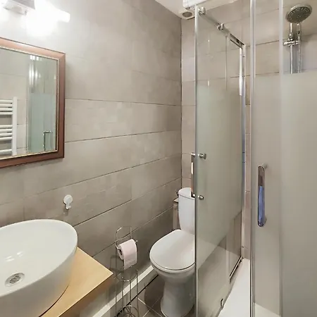 2 Bedroom Awesome In Holiday home *