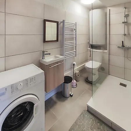 2 Bedroom Awesome In Vic-la-Gardiole