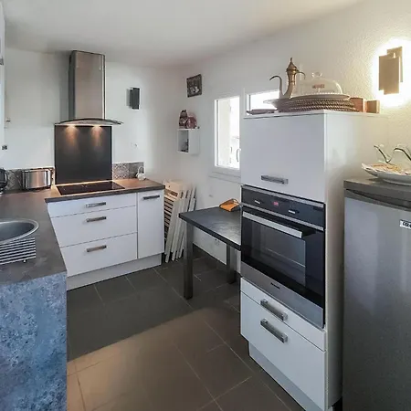 2 Bedroom Awesome In Holiday home *